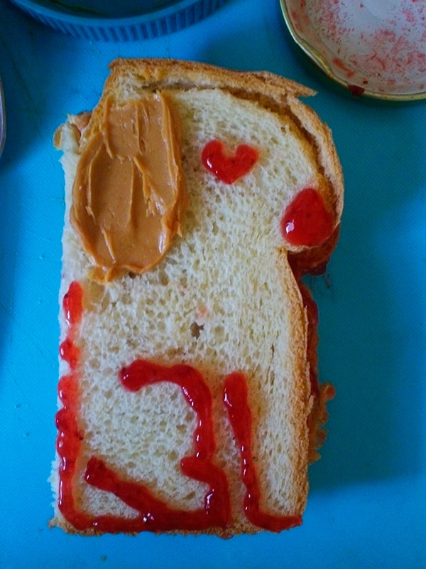Sandwich that looks like a fru fru doggie